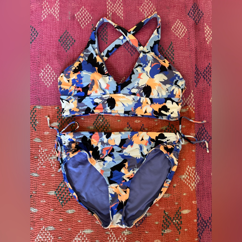 Excellent condition Athleta Bikini
Medium in top and bottom (full coverage)
